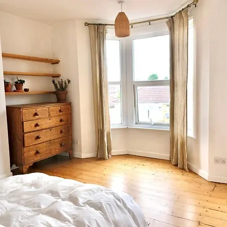 Peaceful 3 Double Bed House By Park ブリストル